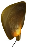 Lampka Mai S Brass po włączeniu z widocznym efektem światła.