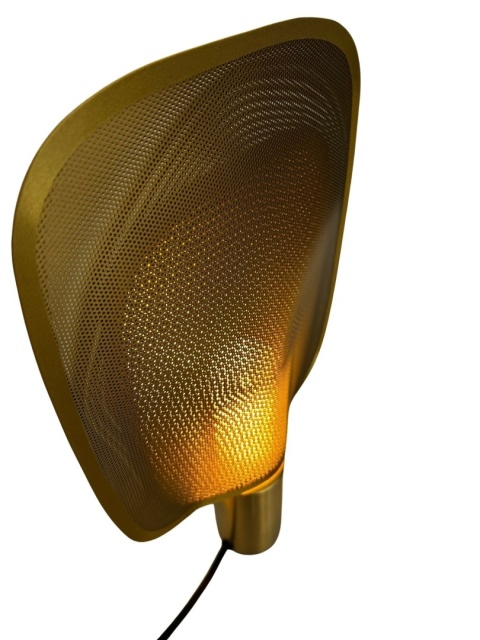Lampka Mai S Brass po włączeniu z widocznym efektem światła.