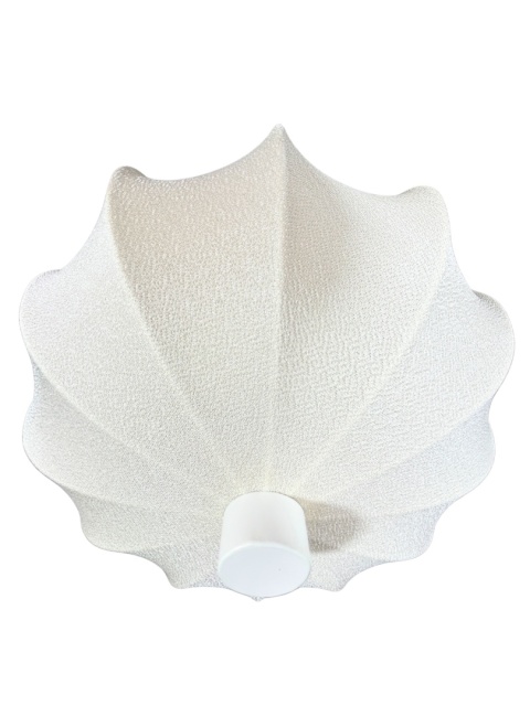 Lampa sufitowa White Label Living widok od spodu z widoczną promienistą strukturą segmentów