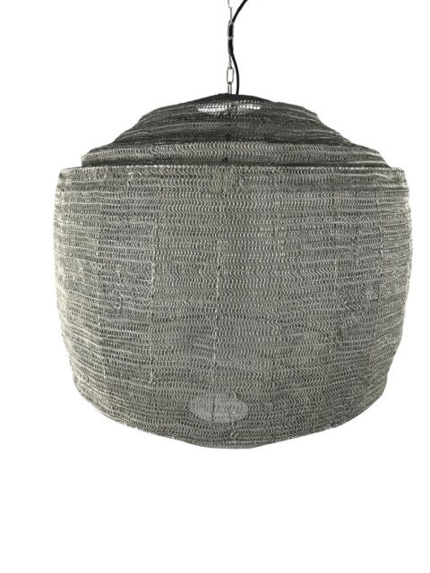 Lampa Dutchbone Meezan XL widziana frontalnie z szerokim szarym ażurowym kloszem