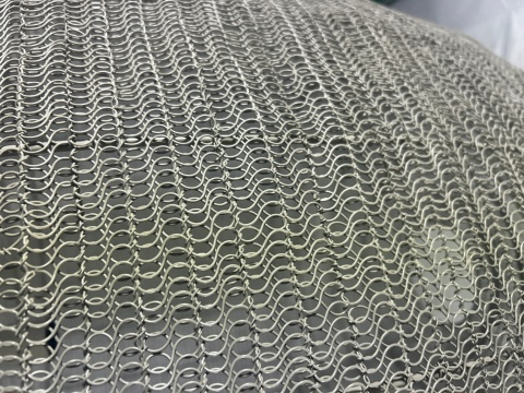 Zbliżenie faktury metalowej siatki tworzącej klosz lampy Dutchbone Meezan XL