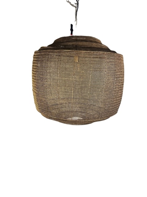 Lampa wisząca Dutchbone Meezan XL złota – widok z przodu na ażurowy klosz