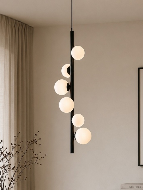 Lampa Monica w aranżacji nad stołem w salonie