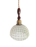 Lampa Poppy Wide z ceramicznym kloszem – ujęcie pod kątem