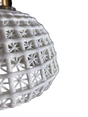 Zbliżenie fakturowanej powierzchni ceramicznego klosza