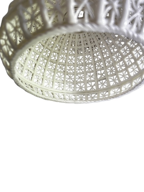 Wnętrze ceramicznego klosza z ażurowym wzorem