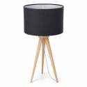 Lampka stołowa Zuiver Tripod Wood – ujęcie pod lekkim kątem.