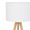 Biały abażur lampki TRIPOD WOOD – zbliżenie pod kątem.