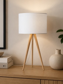 Lampka stołowa TRIPOD WOOD biała w aranżacji na drewnianej komodzie.