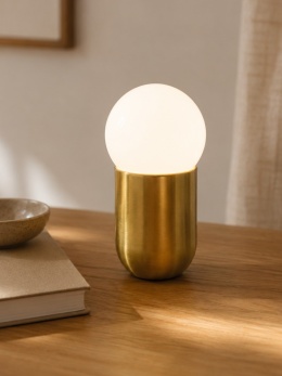 Lampka stołowa Zuiver GIO mosiężna z opalowym kloszem LED