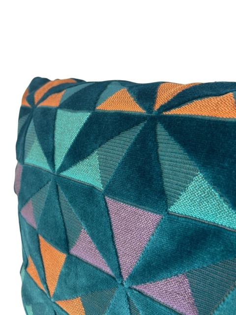 Zbliżenie na geometryczny wzór tkaniny.