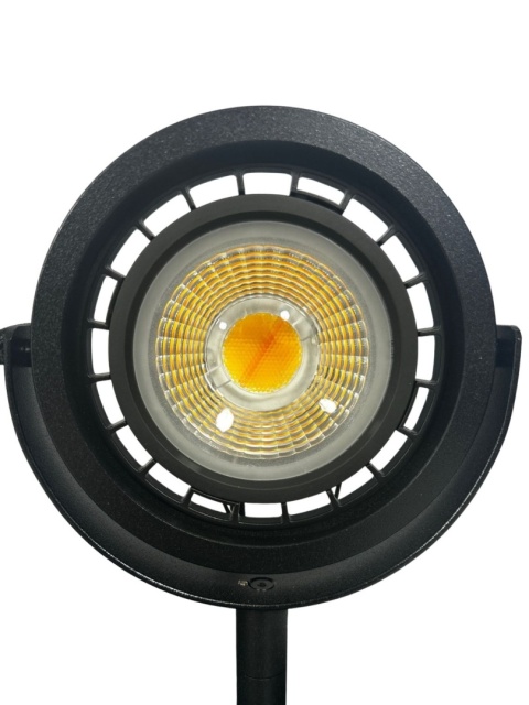 Detal konstrukcji i mocowania lampy.