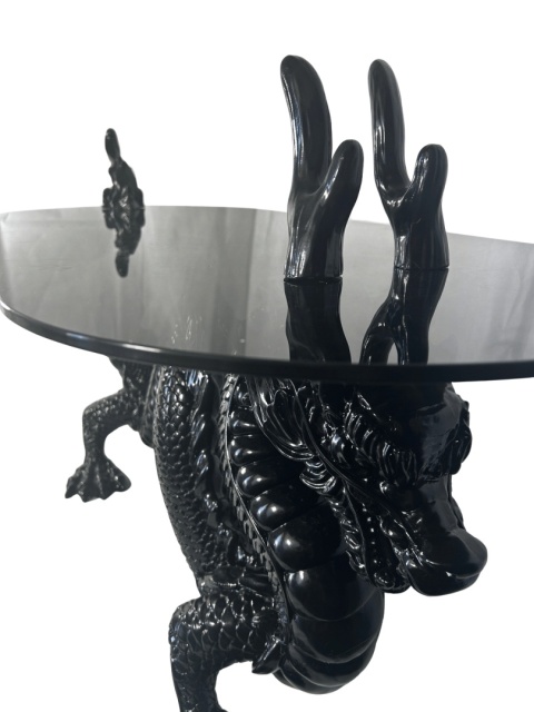 Smok pod szklaną taflą stolika Dragonized Bastard – detal konstrukcji
