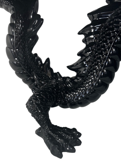 Fragment ogona i tylnej części rzeźby smoka w stoliku Dragonized Bastard