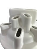 Zbliżenie ceramicznych tulei o różnej wysokości w pokrywie wazonu Bassin