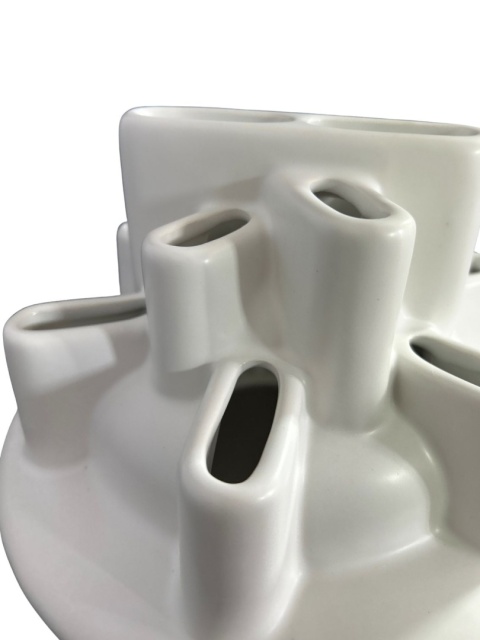 Zbliżenie ceramicznych tulei o różnej wysokości w pokrywie wazonu Bassin
