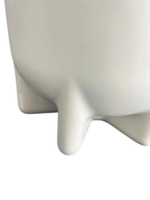 Zbliżenie krótkich ceramicznych nóżek wazonu Bassin S