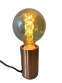 Świecąca żarówka Globe L z widocznym spiralnym żarnikiem LED.
