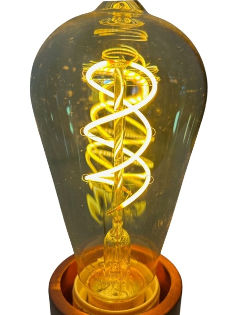 Zbliżenie świecącego spiralnego żarnika żarówki LED Drop Gold
