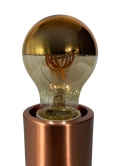 Żarówka Mirror Gold świecąca w lampie z widocznym ciepłym światłem.
