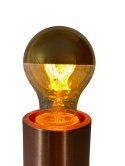 Dekoracyjna żarówka LED Mirror Gold na miedzianej podstawie.