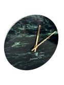 Zielony marmurowy zegar Zuiver Marble Time – ujęcie pod kątem.