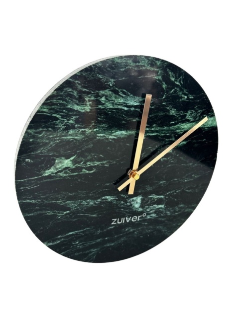Zielony marmurowy zegar Zuiver Marble Time – ujęcie pod kątem.